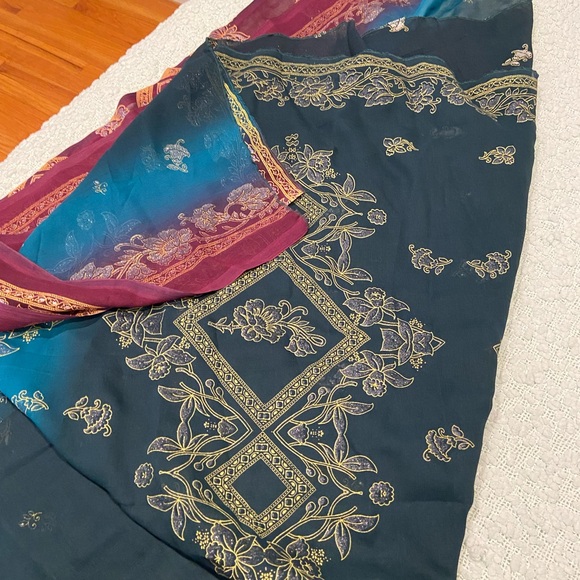Traditional Three-Piece Saree Ensemble in Turquoise, Red, and Gold - Picture 11 of 12